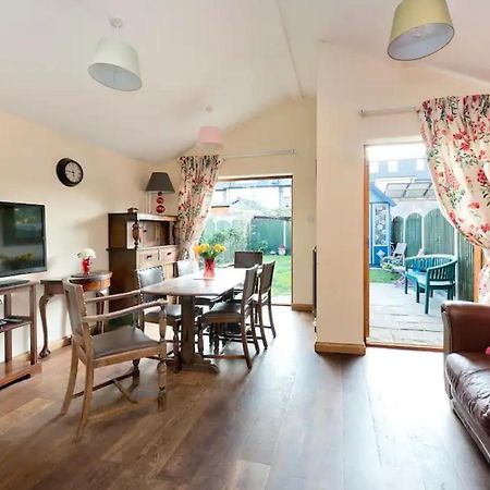 Lovely Three Bedroomed House, Parking 2 Cars ロンドン エクステリア 写真