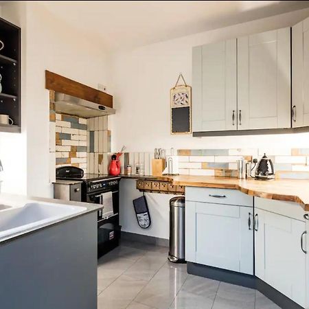Lovely Three Bedroomed House, Parking 2 Cars ロンドン エクステリア 写真