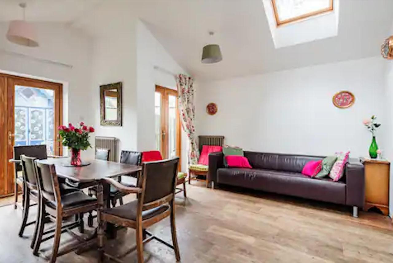 Lovely Three Bedroomed House, Parking 2 Cars ロンドン エクステリア 写真