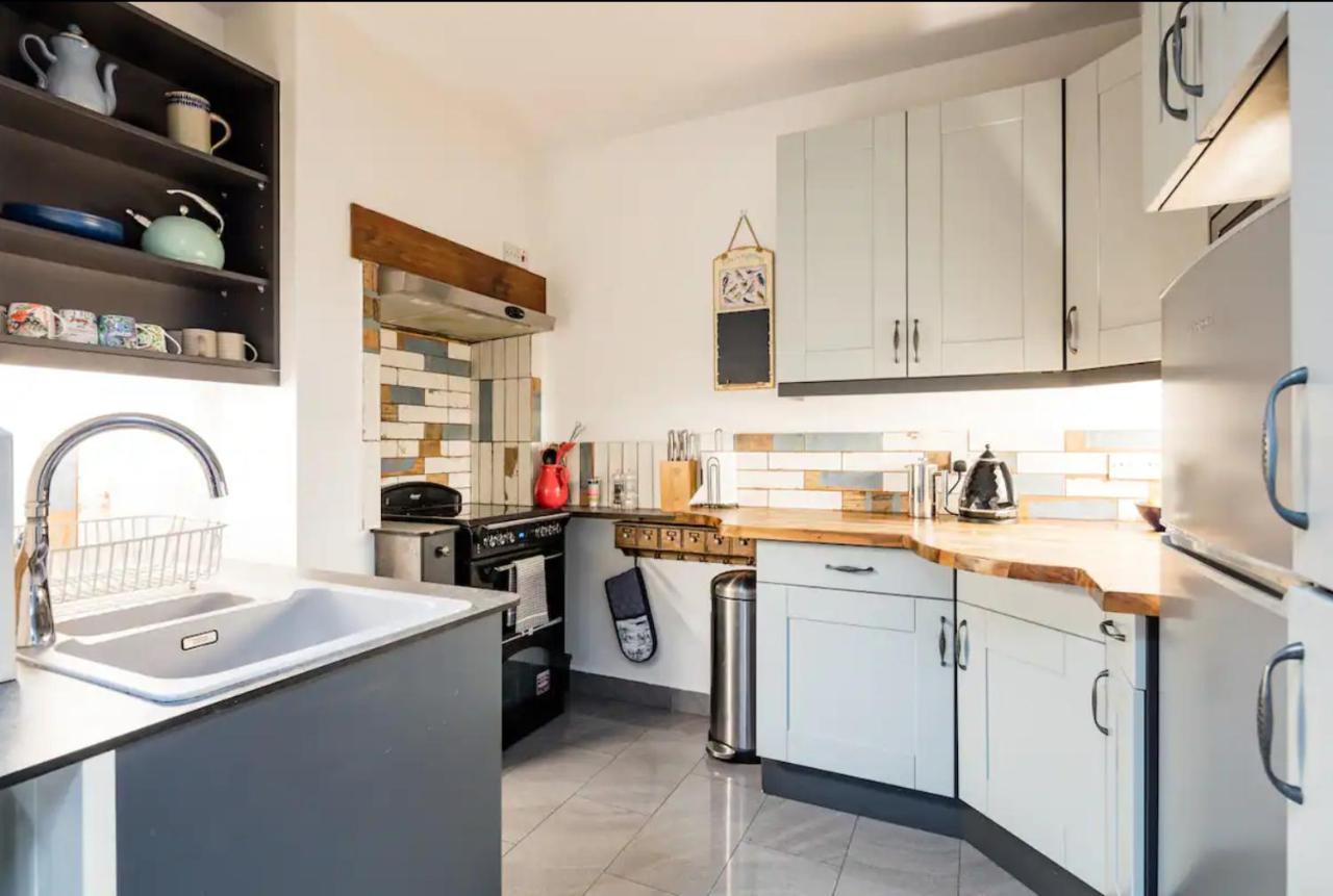 Lovely Three Bedroomed House, Parking 2 Cars ロンドン エクステリア 写真