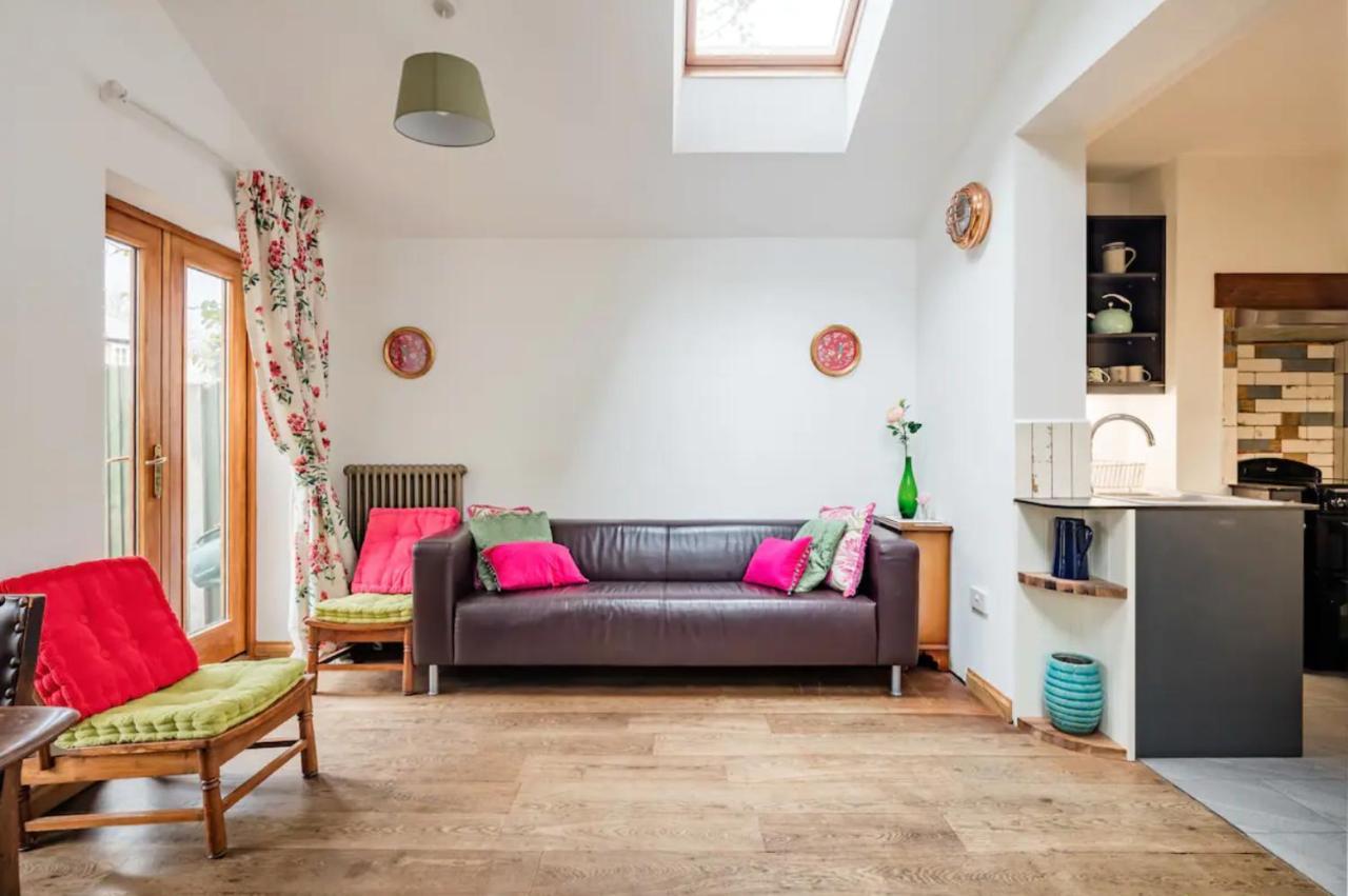 Lovely Three Bedroomed House, Parking 2 Cars ロンドン エクステリア 写真