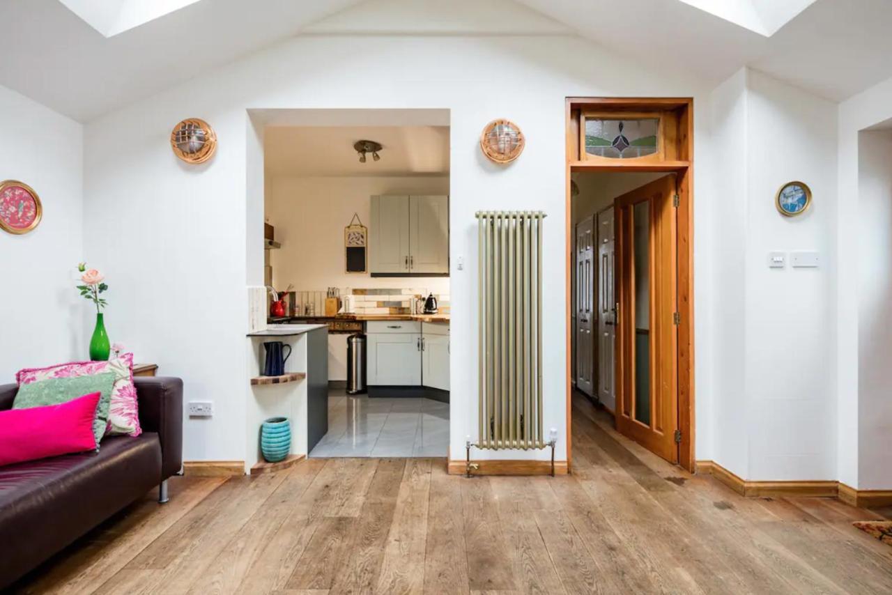 Lovely Three Bedroomed House, Parking 2 Cars ロンドン エクステリア 写真