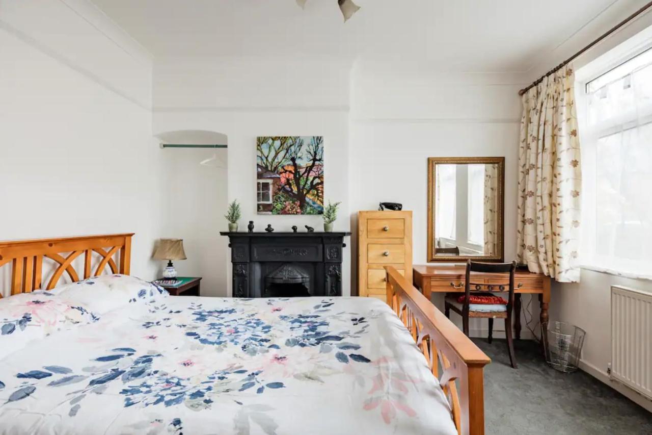 Lovely Three Bedroomed House, Parking 2 Cars ロンドン エクステリア 写真