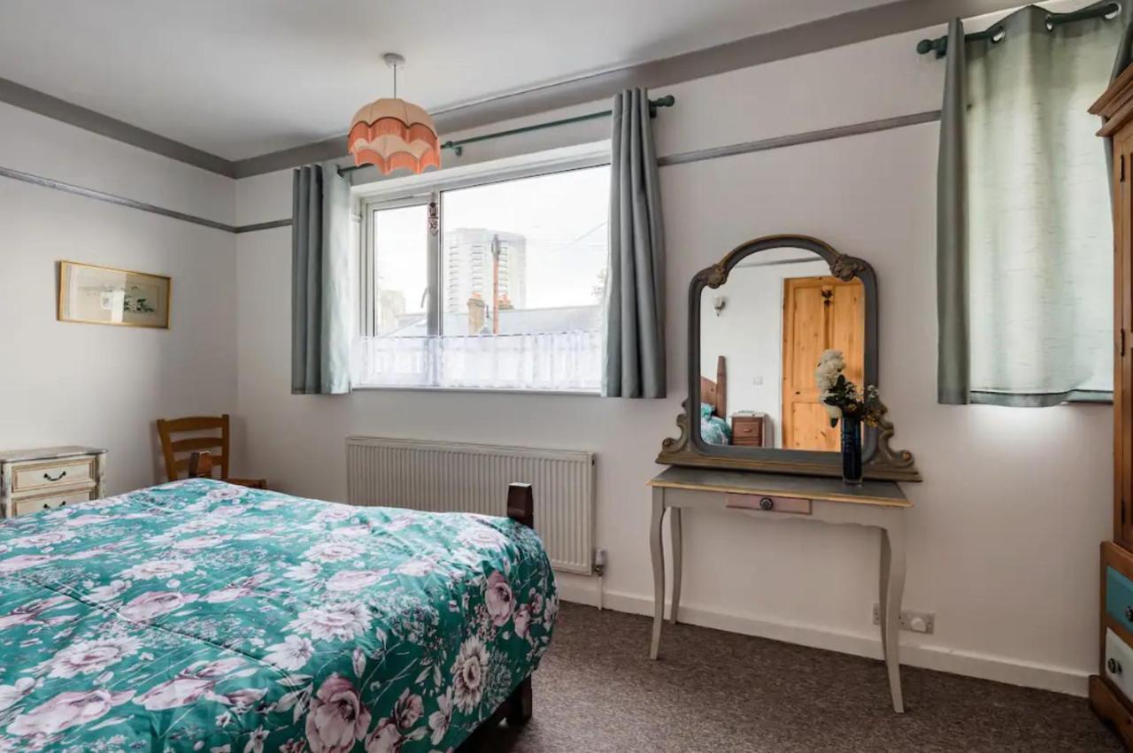 Lovely Three Bedroomed House, Parking 2 Cars ロンドン エクステリア 写真