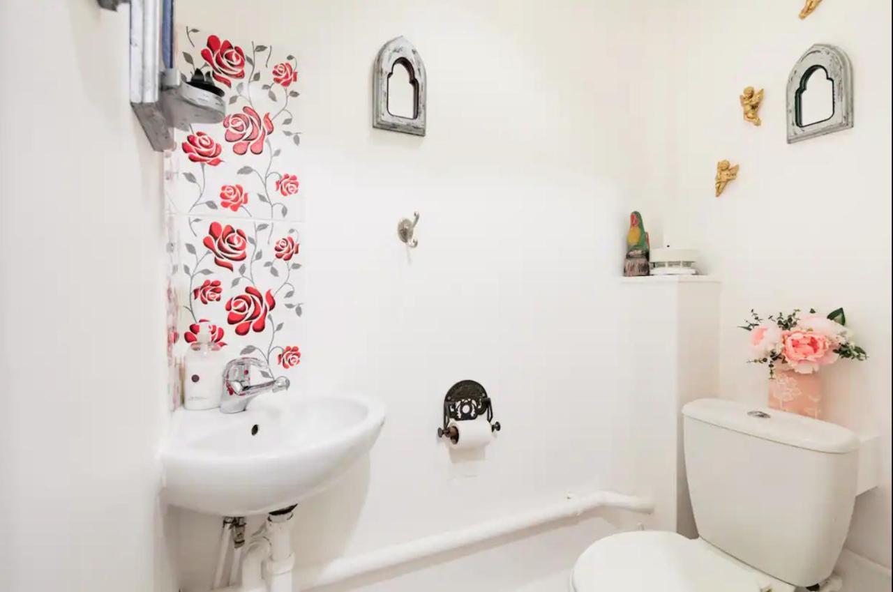 Lovely Three Bedroomed House, Parking 2 Cars ロンドン エクステリア 写真