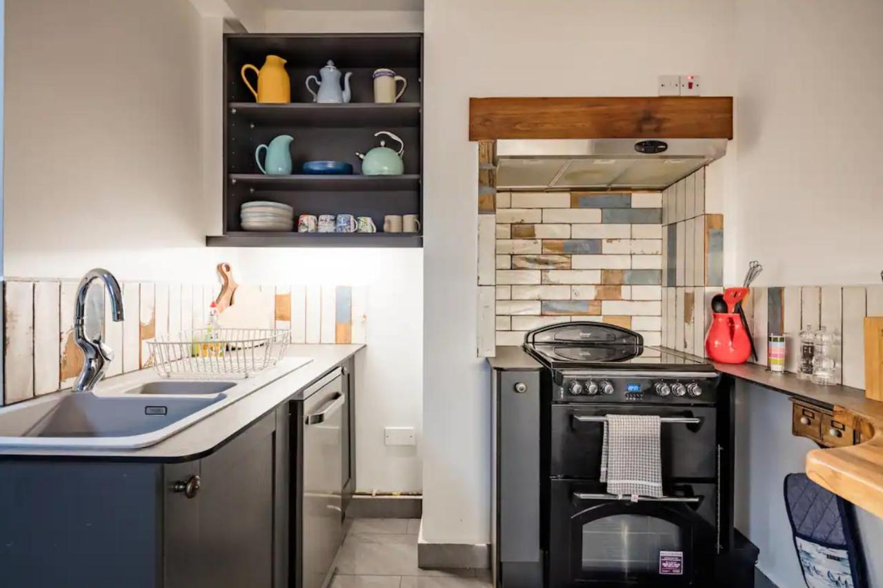 Lovely Three Bedroomed House, Parking 2 Cars ロンドン エクステリア 写真