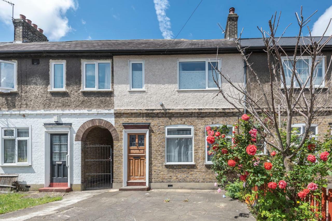 Lovely Three Bedroomed House, Parking 2 Cars ロンドン エクステリア 写真