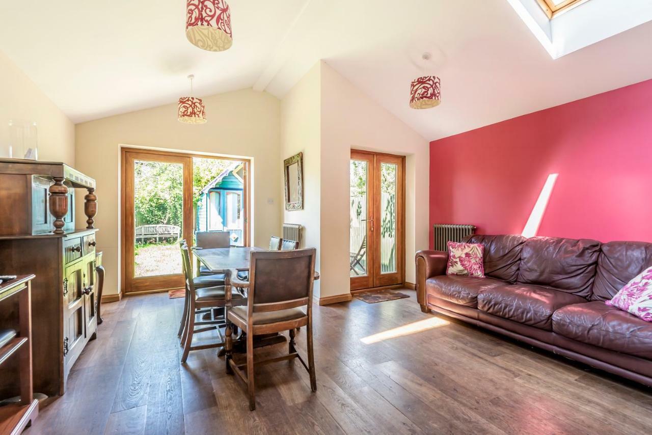 Lovely Three Bedroomed House, Parking 2 Cars ロンドン エクステリア 写真