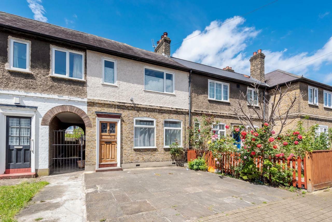 Lovely Three Bedroomed House, Parking 2 Cars ロンドン エクステリア 写真